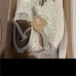 Cariuma White Canvas Sneakers with Navy Star Print and Green Logo